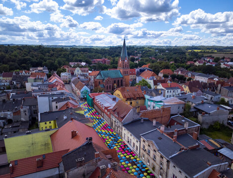 Połczyn-Zdr&oacute;j, Ratusz, rynek, kolorowe parasolki, panorama miasta