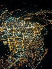 Stadt bei Nacht aus dem Flugzeug