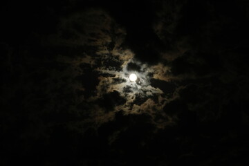 Moonlit night, night sky, clouds, moon images.