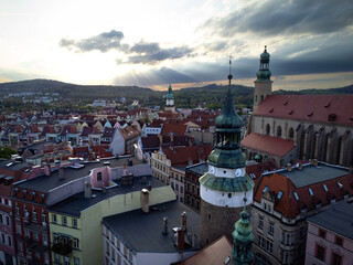 Jelenia Góra, panorama miasta, kamienice, ratusz, kościół, góry, krajobraz © ukasz