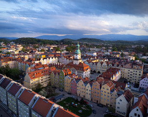 Jelenia Góra, panorama miasta, kamienice, ratusz, kościół, góry, krajobraz © ukasz
