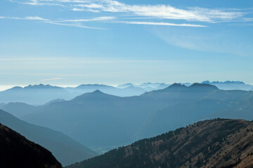 vista panoramica di un bellissimo ambiente naturale di montagna in alta quota nelle Alpi...