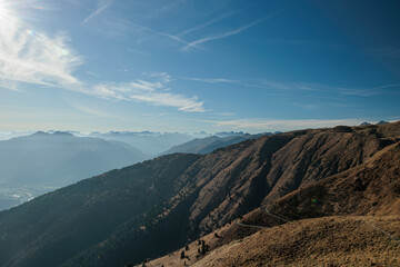 vista panoramica di un bellissimo ambiente naturale di montagna in alta quota nelle Alpi...