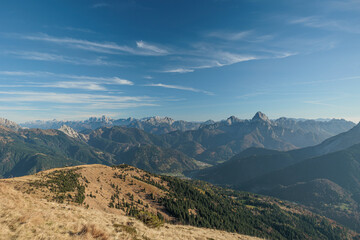 vista panoramica di un bellissimo ambiente naturale di montagna in alta quota nelle Alpi occidentali del Friuli Venezia Giulia, nel nord Italia, di giorno, in novembre, con vista verso l'orizzonte