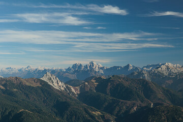 Fototapeta premium dettagli di un ambiente naturale di montagna, in alta quota, nelle alpi occidentali italiane, di giorno, con cielo sereno, coperto da qualche nuvola leggera, in novembre