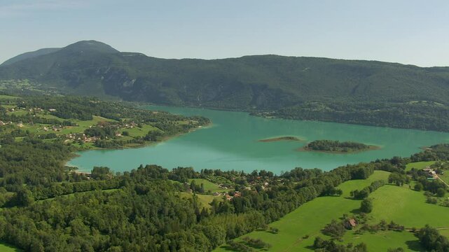 Vue a&eacute;rienne panoramique et d&eacute;couverte du lac de montagne d'Aiguebelette en Savoie