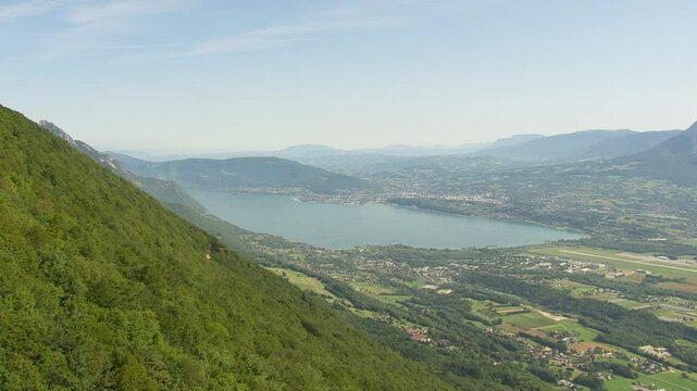 D&eacute;couverte du lac de montagne Le Bourget dans les Alpes en vue a&eacute;rienne