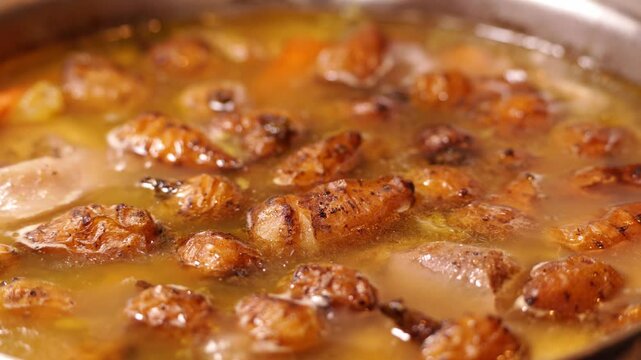 cuicine fran&ccedil;aise avec la cuisson de l&egrave;gumes avec langue de veau, et l&eacute;gumes vari&eacute;s du jardin, dans une grande casserole en inox, recette gourmande avec des l&eacute;gumes oubli&eacute;s