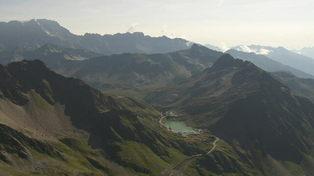 Vue a&eacute;rienne et turn-around du lac d'altitude de Saint-Bernard dans les Alpes