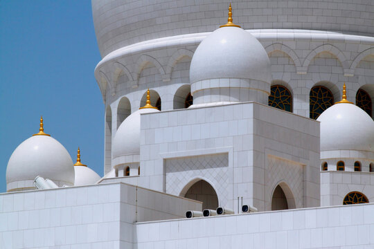 Detailansicht der Kuppeln der Sheikh Zayed-Moschee in Abu Dhabi in den Vereinigten Arabischen Emiraten, Arabien.