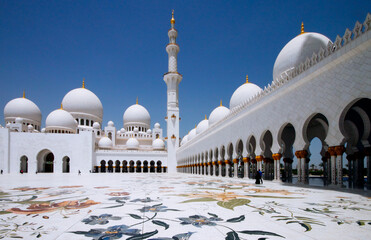 Blick Ã¼ber den ornamentverzierten Innenhof und Gebetsplatz auf SÃ¤ulengang, Kuppeln, Minarett...