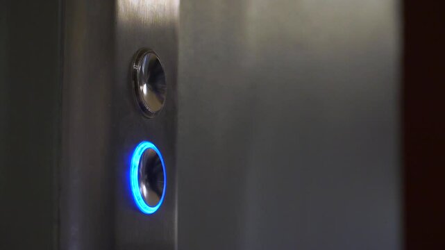 Presionando bot&oacute;n con luz azul en plano detalle