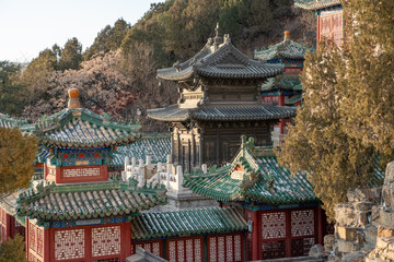 Obraz premium Winter view of a Chinese palace complex overlooking a partially frozen lake, December 17, 2019
