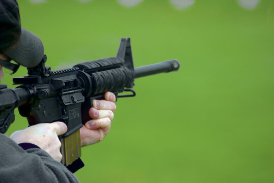 Polska Zamość 22 października 2017 10:21. Karabin MP15 - strzelanie do celu na zawodach. Strzelanie z karabinu amerykańskiego podczas zawod&oacute;w strzeleckich na strzelnicy sportowej.