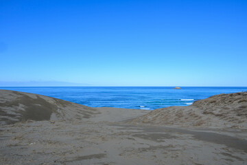 鳥取県の観光スポットである鳥取砂丘と山陰海岸