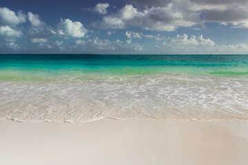 Fototapeta premium Sea shore on the Caribbean beach in the Zona Hoteleria in Cancun.