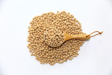 흰색 배경에 신선한 병아리콩