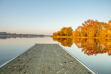 direction le ponton au bord du lac un soir d'automne