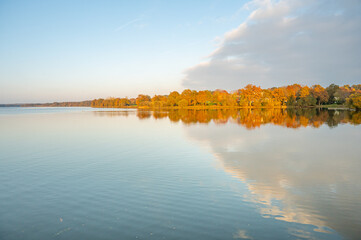 coucher de soleil automnal au bord de l'eau