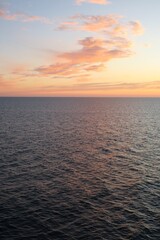 Die Sonne ist untergegangen über dem Skagerrak. Der Himmel ist orange an diesem Sommerabend und die Wellen dunkel. 