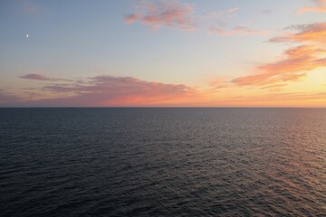 Die Sonne ist über dem Skagerrak untergegangen. Über dem Horizont ist von einer Fähre ein...