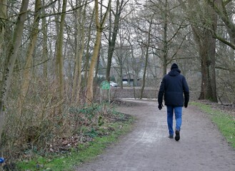 Obraz premium Mann geht im WInter spazieren