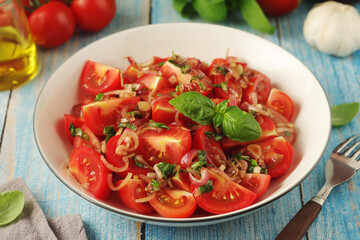 A bowl with Romanian tomato salad de Rosii