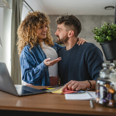 Obraz premium focus man and woman work from home on laptop and color palette