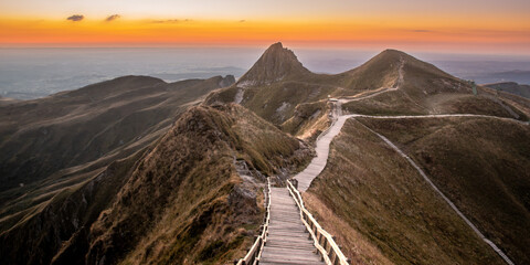Le sommet de la montagne du Puy de Sancy dans le massif central en Auvergne, pendant l'été au coucher de soleil © Alexandre