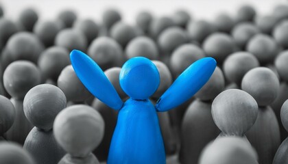 수많은 회색 인형들이 모인 장면에서 한 인물이 밝은 파란색으로 강조되어 팔을 들어 위로 뻗은 모습