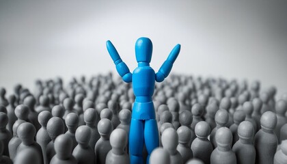 수많은 회색 인형들이 모인 장면에서 한 인물이 밝은 파란색으로 강조되어 팔을 들어 위로 뻗은 모습