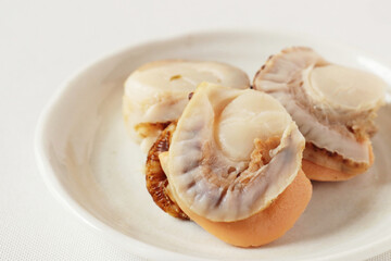 お皿の上のボイルほたて