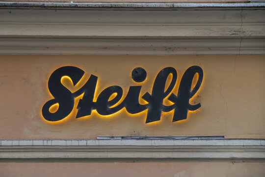 Beleuchteter Schriftzug Steiff an einer Fassade