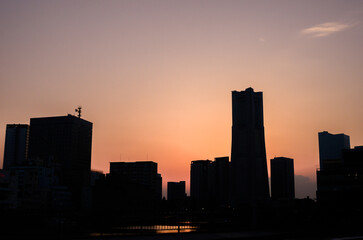 夕焼けに浮かび上がるビル群、みなとみらい