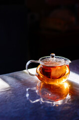 テーブルに置かれたティーポット