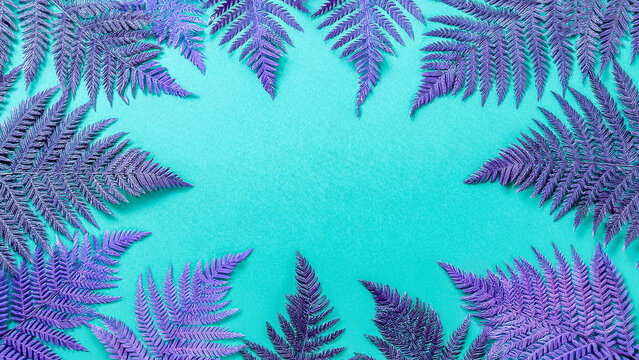 Marco de hojas helechos morados fondo turquesa
