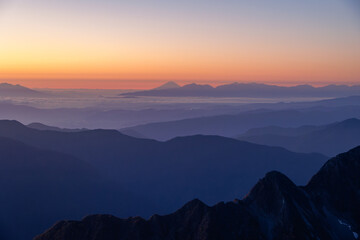 北穂高からのぞむ延宝の富士