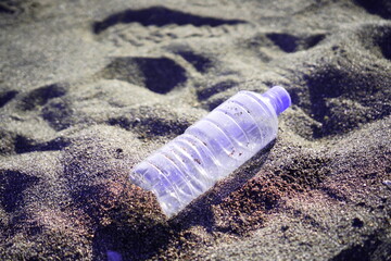 砂浜に捨てられたペットボトルのゴミ