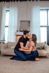 Obraz premium Romantic moment between a loving couple on Valentine's Day at home