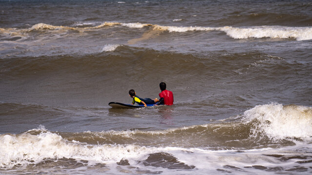 Aprendiendo a surfear en olas del Atlantico.
