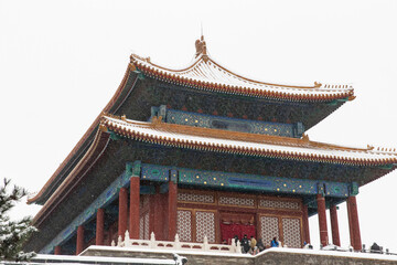 Obraz premium tourist visit Forbidden city in winter under snow