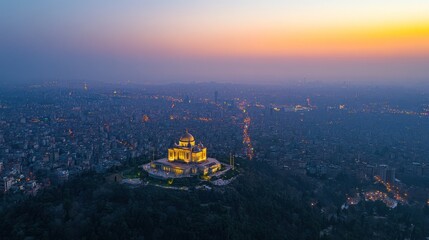 Obraz premium Aerial View of Beirut at Sunset with the Mohammad Al-Amin Mosque