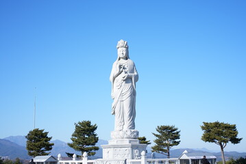 Obraz premium a stone statue of the Buddha