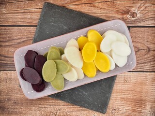 도자기 그릇에 담긴 떡국떡