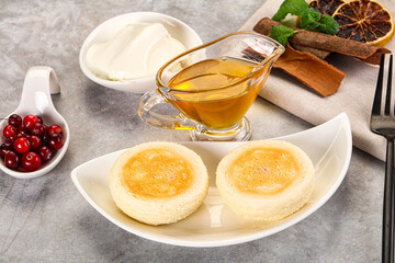 Roasted cheesecakes - Syrniki with honey