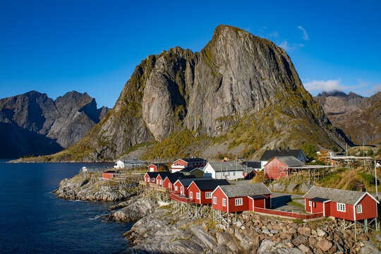 Hamnøy un des célèbres villages du Reine Fjord, aux iles Lofoten en Norvège.