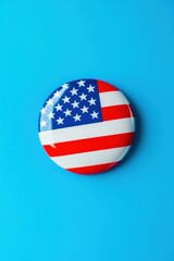 Obraz premium Button featuring the American flag design on a blue background, symbolizing patriotism and national identity for marketing, political campaigns, or merchandise branding.