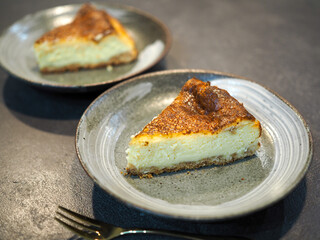 切り分けられた手作りのチーズケーキ