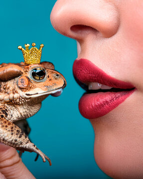 Donna che bacia un rospo