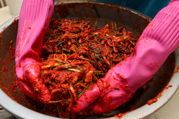 We are making a seasoning sauce with vegetables, red pepper powder, etc. to put in the kimchi...